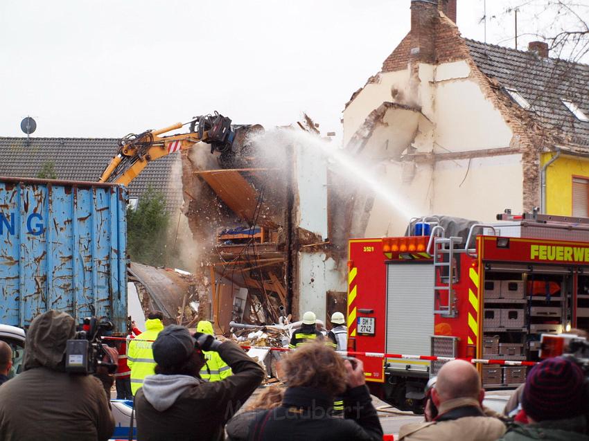 Hausexplosion Bruehl bei Koeln Pingsdorferstr P539.JPG